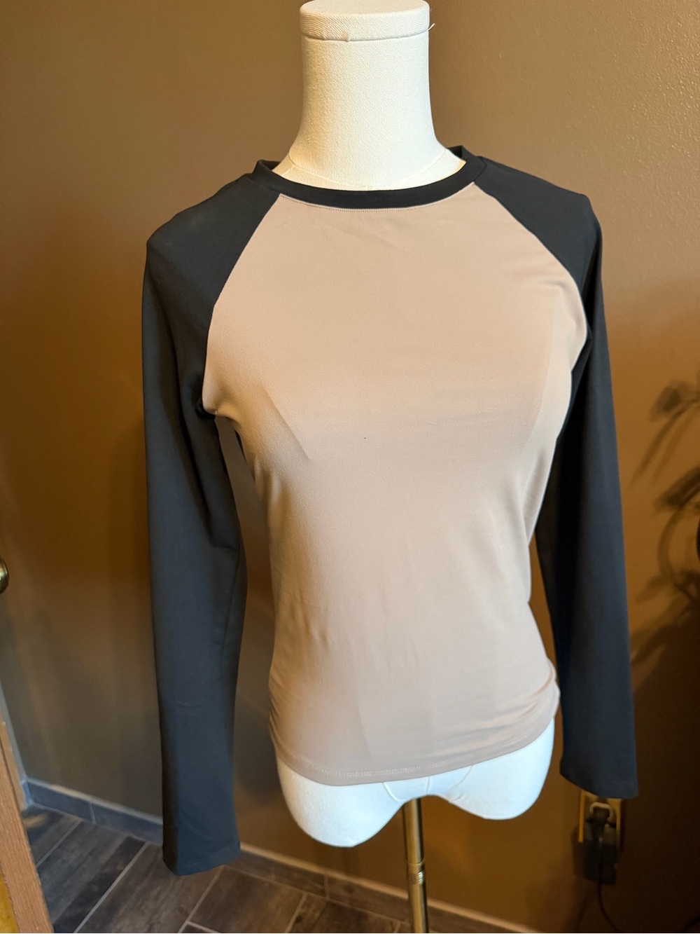 Two-Tone Raglan Long Sleeve Tee in Beige and Black